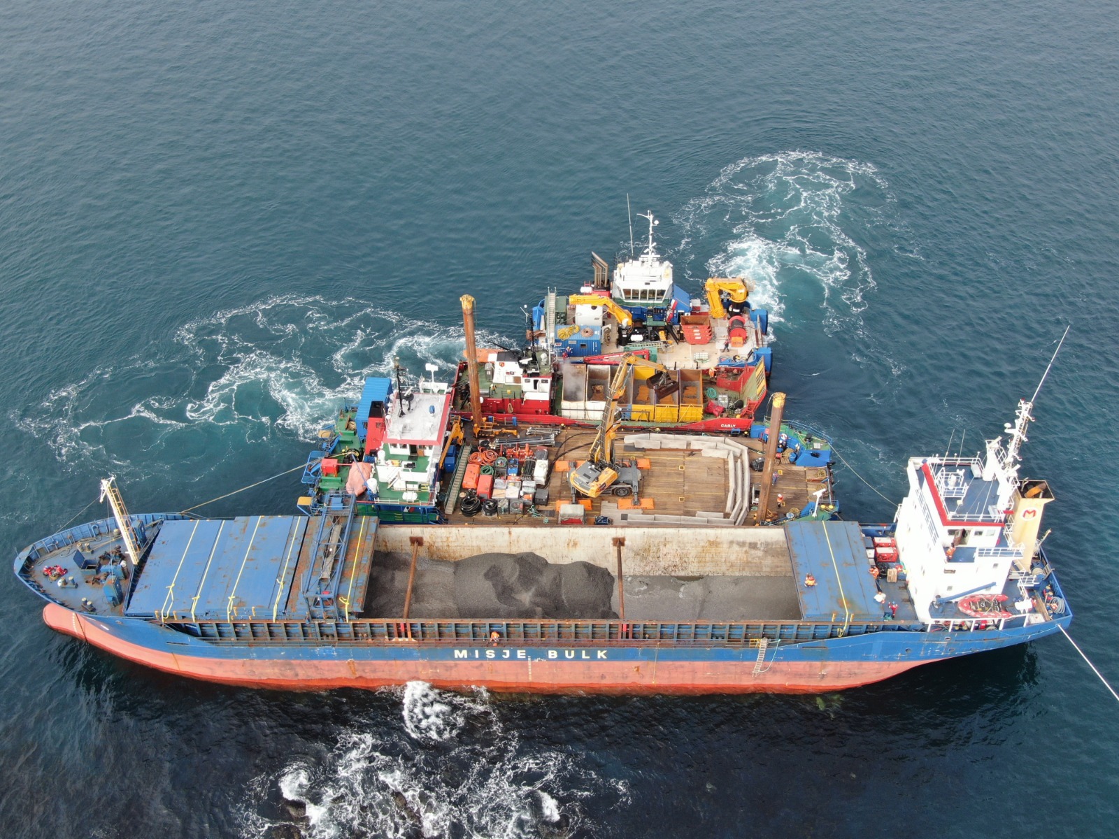 Misje Bulk cargo ship nested abeam another ship
