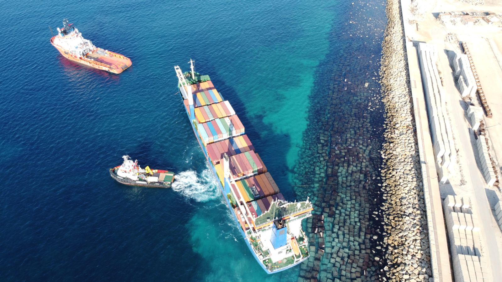 Emergency tow of a containership.